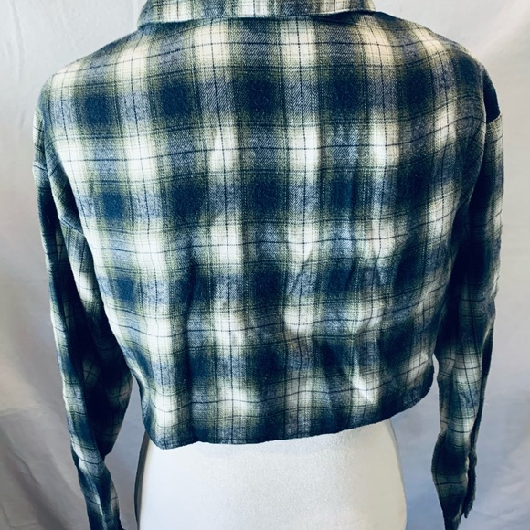 SHEIN Plaid flannel style cropped button down shirt. Size XS - Picture 3 of 5